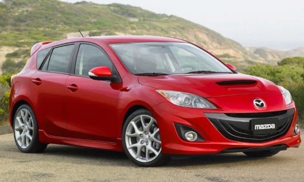 Двете поколения споделят един и същ 2,3-литров двигател с турбокомпресор. Те дават 256 к.с. и ускоряват за 5,9 секунди до 96,56 км/ч. Доста добре за кола, която се вмества доста под финансовата ни граница. Второто поколение хечбек беше оборудвано с подобрени спирачни дискове, което го направи по-търсен. Представителите на първото поколение могат да бъдат купени и за 4000 евро.  Второто поколение стига границата от 6 бона.